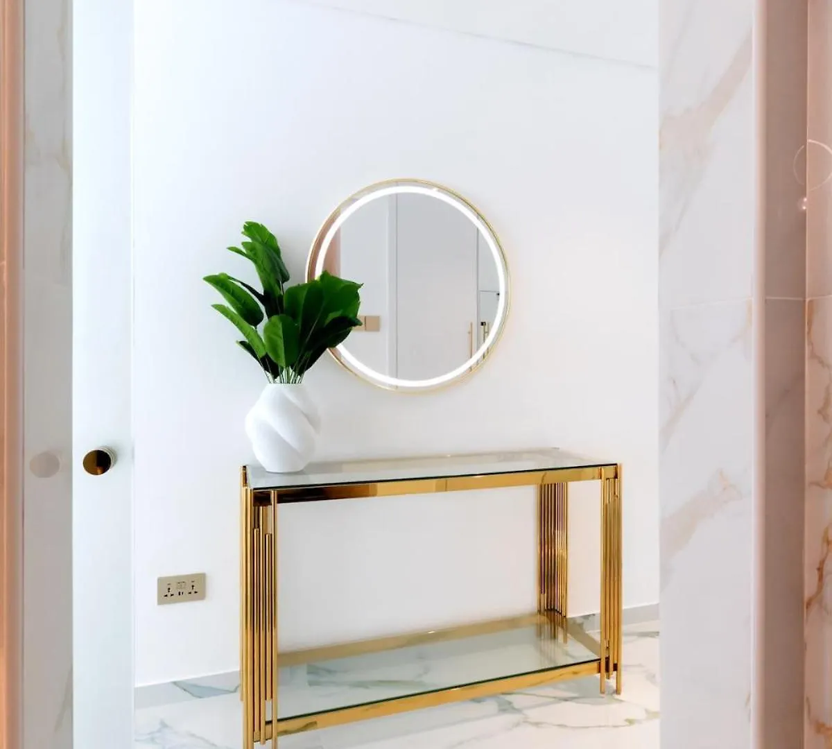 First Class Studio Chic Modern Urban Escape Dubai